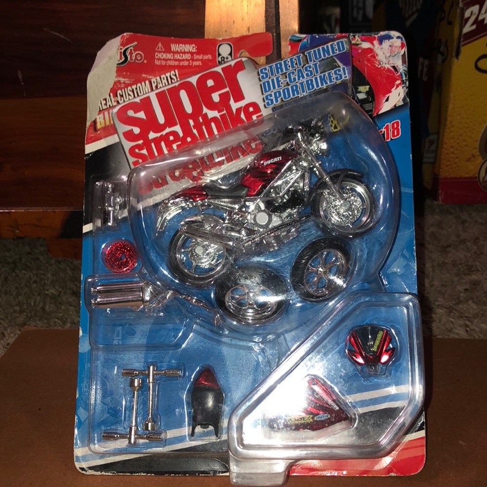Customize a Ducati Monster S4 street bike scale 1:18